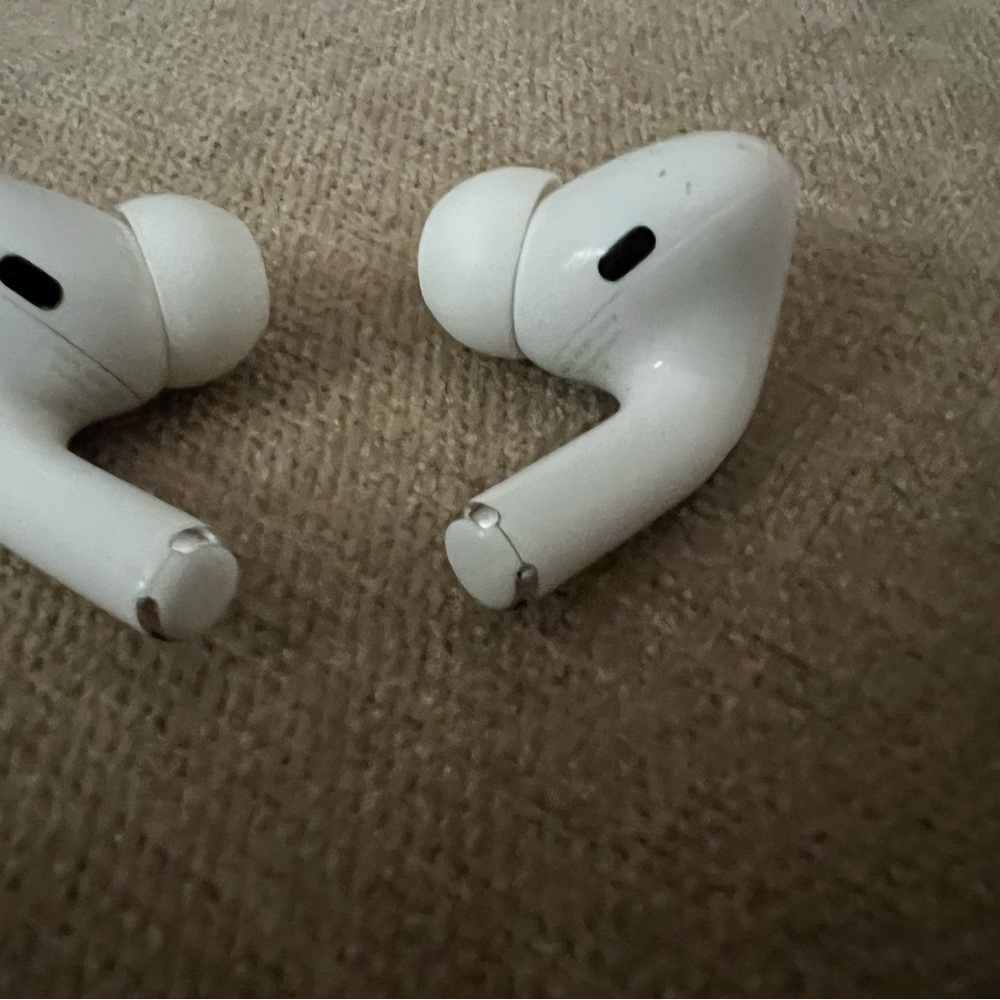 Apple White AirPod Pro Charging Case + Headphones - Picture 4 of 11